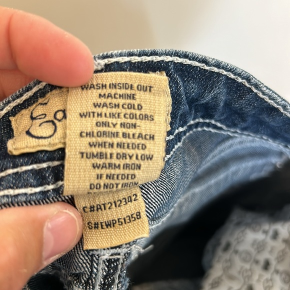 Earl Jean Women’s Capri Embellished Size 8P - Picture 7 of 7